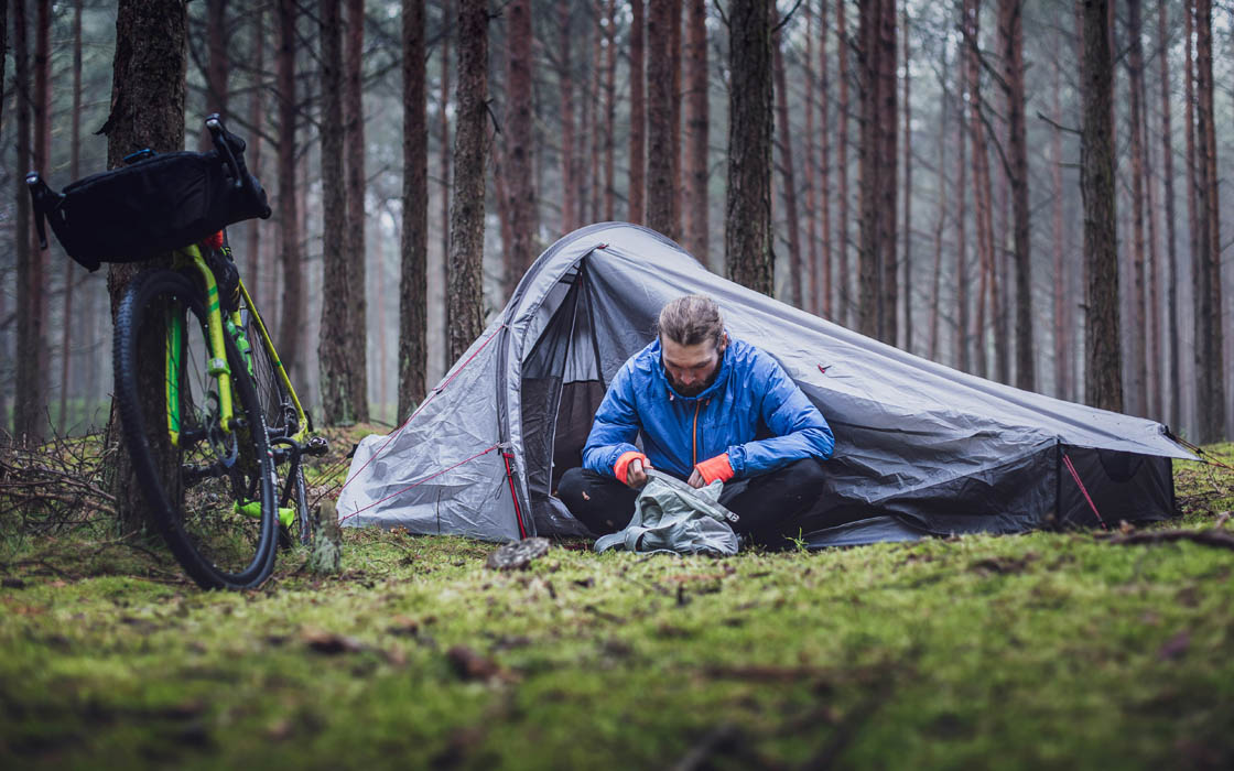 Les Avantages de Voyager Léger en Bikepacking : Conseils pour Réduire le Poids de Votre Équipement