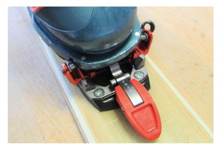 Abaisser et relever légèrement le talon, vous devez entendre 2 clics lors du chaussage de la fixation Meidjo
